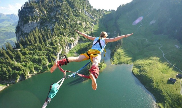 爱游戏官网-足坛震撼！天价转会刷新纪录，超级巨星加盟豪门引全球瞩目