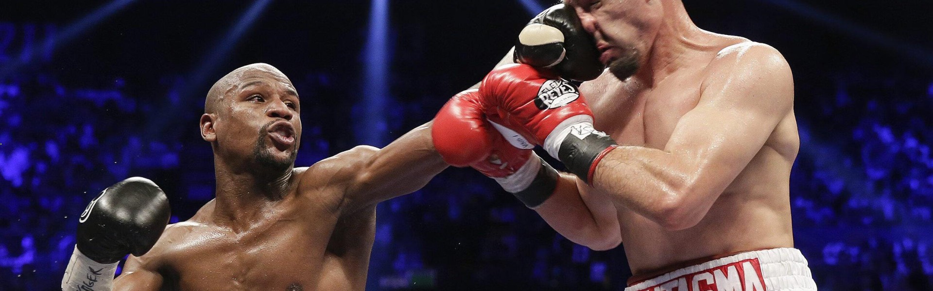 【爱游戏官网】UFC 300震撼落幕，新王登基，传奇对决载入史册