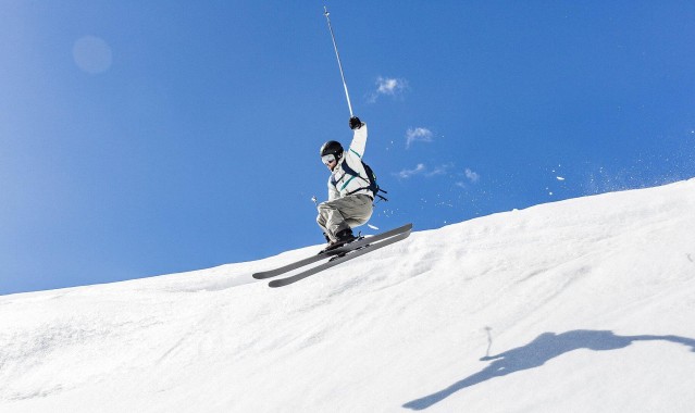 【爱游戏】VAR判罚引发巨大争议 关键进球被吹球迷怒斥裁判不公