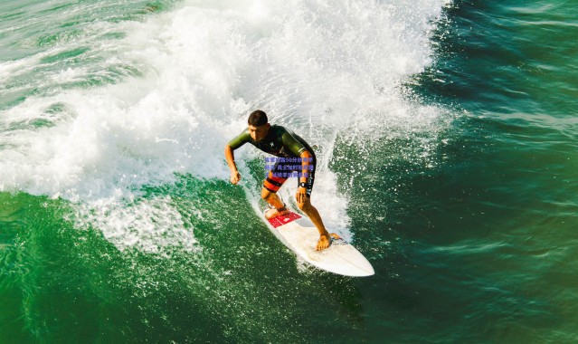 爱游戏官网-库里狂轰50分创赛季新高 勇士加时险胜国王 延续季后赛希望