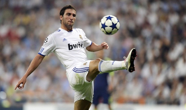 爱游戏官网：谷爱凌再创历史 自由式滑雪世界杯夺金展现王者风范