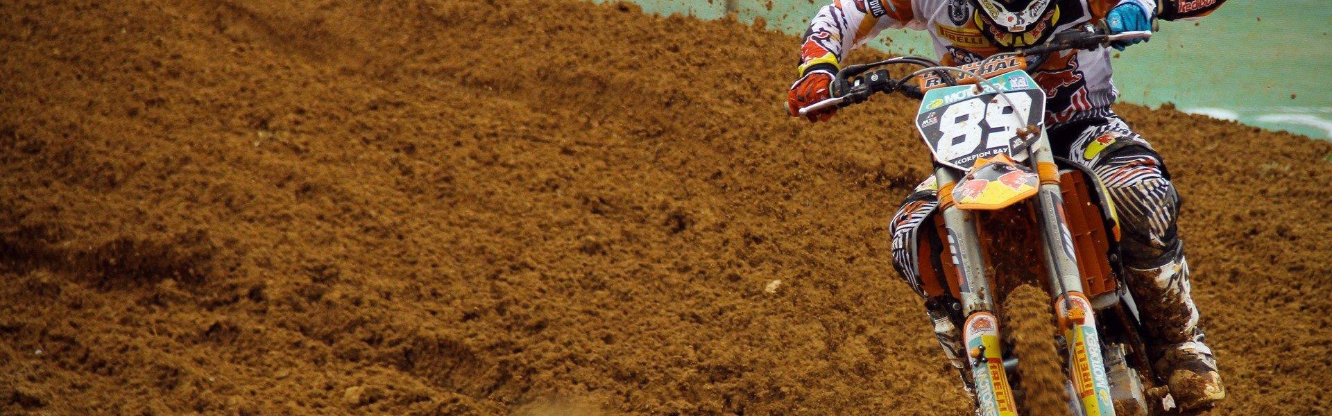 爱游戏体育-综合格斗巨星卫冕战引爆全球，激烈对决展现格斗艺术巅峰