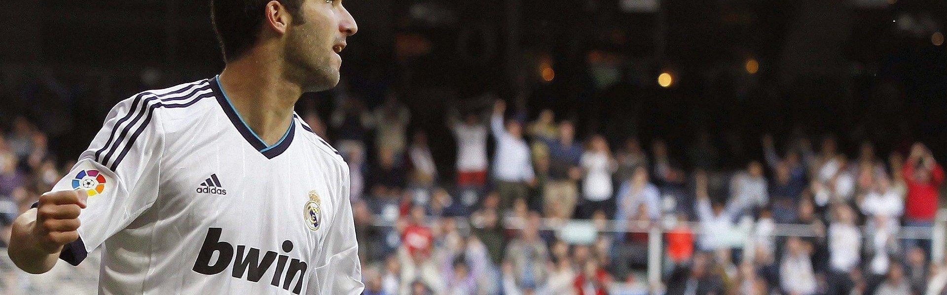 【爱游戏体育】英超联赛激战正酣，曼城逆转利物浦登顶积分榜