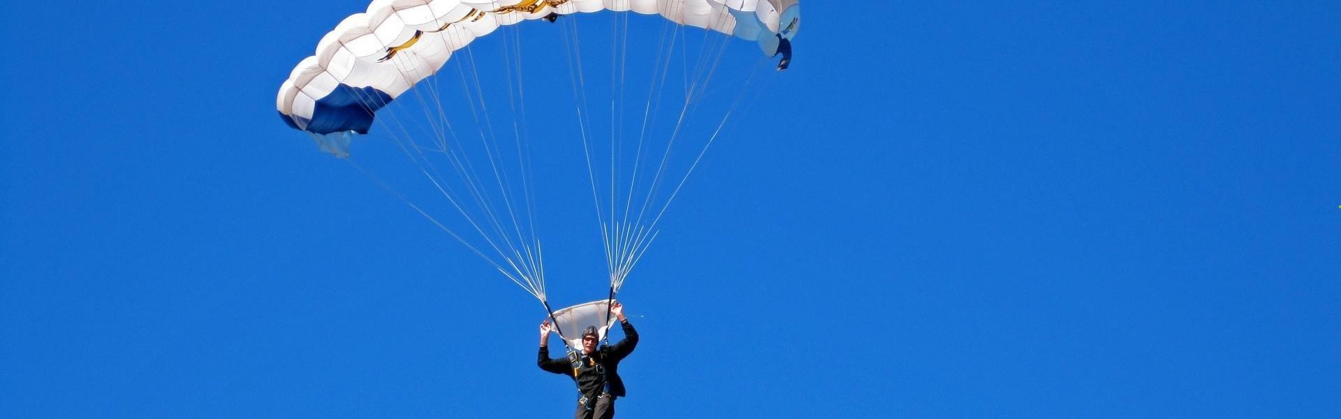 爱游戏体育：黑马逆袭！无名小卒爆冷击败卫冕冠军，创造赛事最大冷门