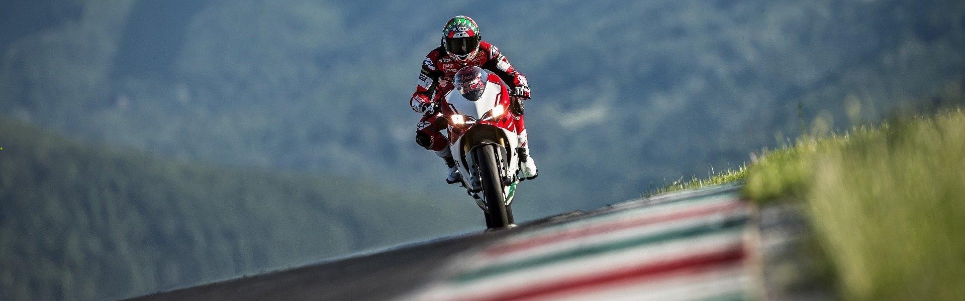 爱游戏：王者归来！卫冕冠军强势登顶，再创历史辉煌