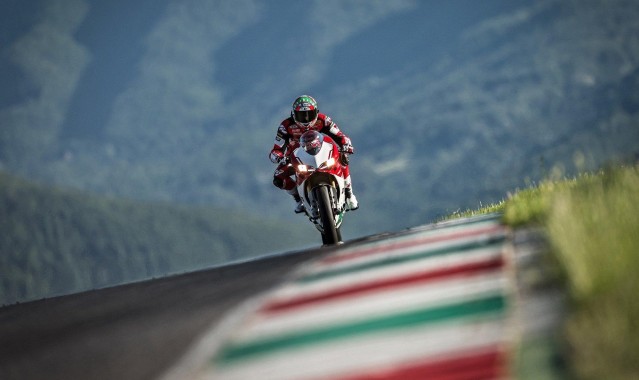 爱游戏：王者归来！卫冕冠军强势登顶，再创历史辉煌