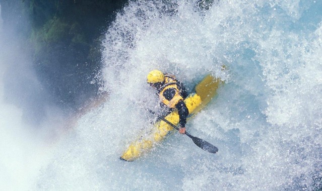 爱游戏-库里狂砍50分率勇士逆转取胜，三分雨浇灭对手反扑希望