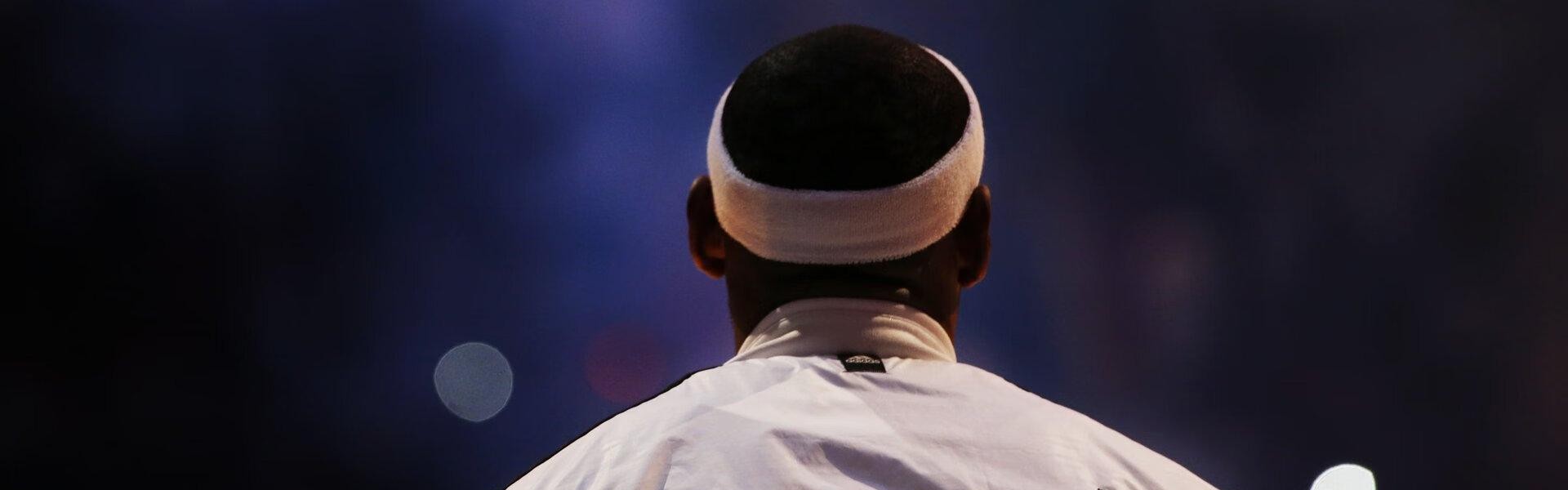 爱游戏官网：足坛震撼！天价转会刷新纪录，超级巨星加盟豪门引全球瞩目