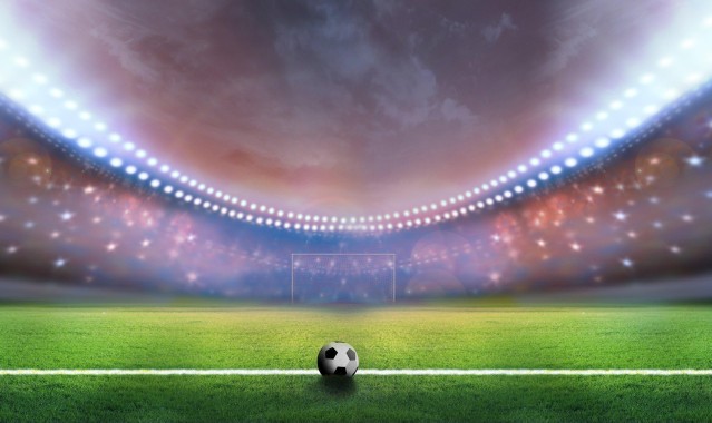 爱游戏体育_詹姆斯率队逆转取胜，湖人季后赛前景再现曙光