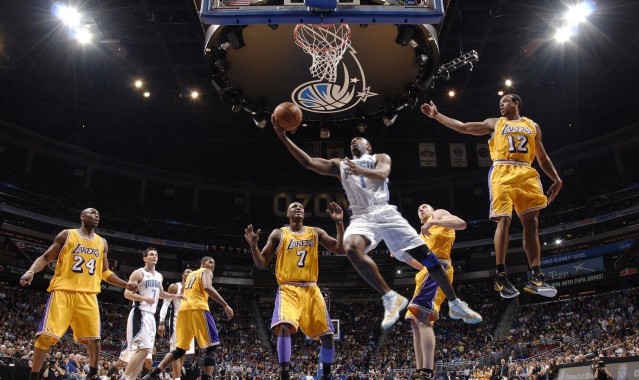 爱游戏官网-库里狂砍50分率勇士逆转取胜，三分神射再创历史纪录