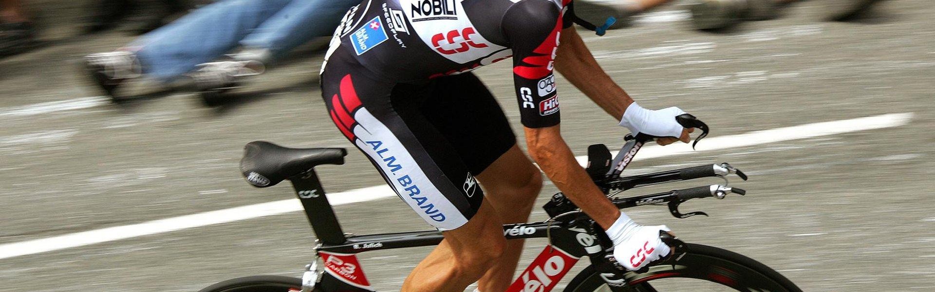 爱游戏官网-NBA季后赛激战正酣 东西部豪强争夺总决赛门票