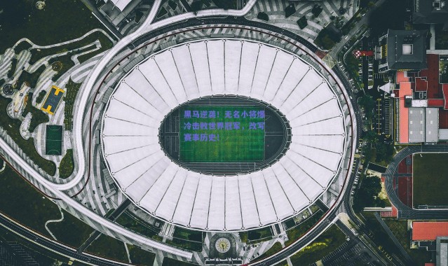 爱游戏官网-黑马逆袭！无名小将爆冷击败世界冠军，改写赛事历史！