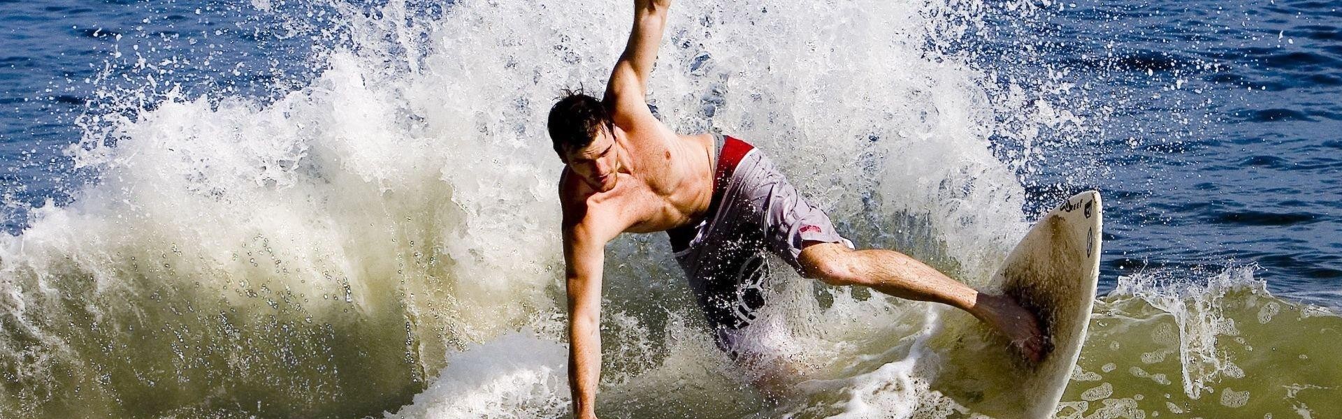 【爱游戏官网】欧冠决赛巅峰对决，皇家马德里加时绝杀利物浦，第15次捧起大耳朵杯