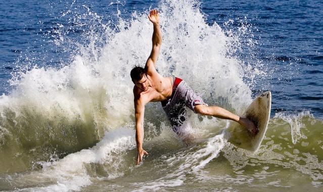 爱游戏体育-CBA季后赛激战正酣 本土新星闪耀赛场