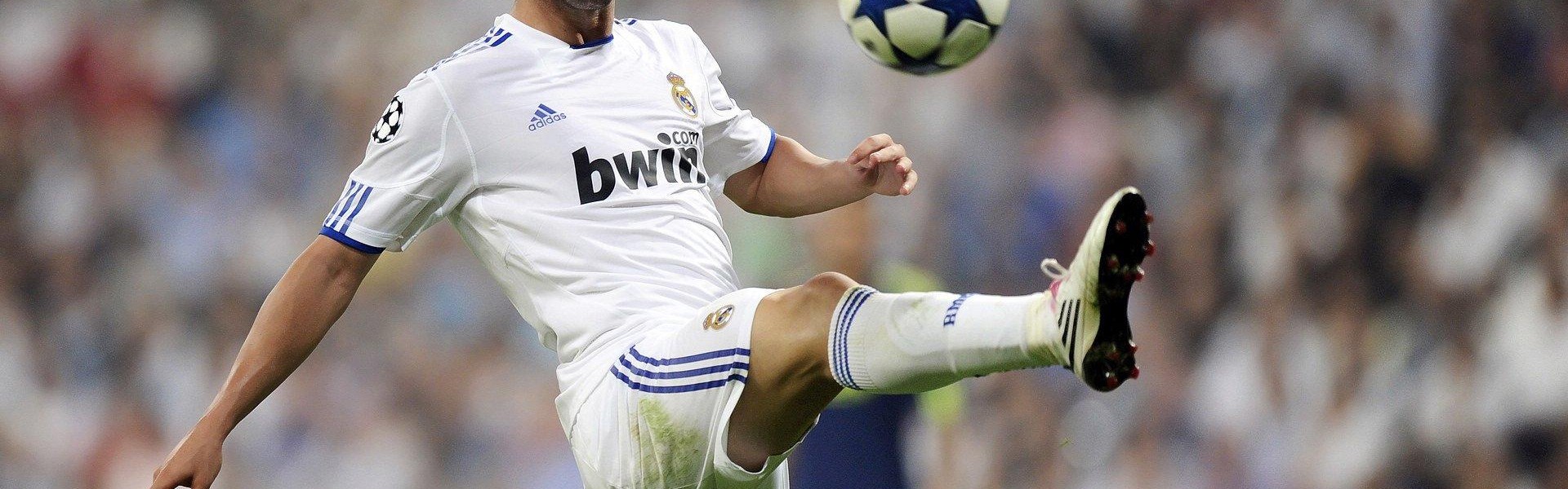 爱游戏官方入口-英超联赛激战正酣，曼城逆转利物浦登顶积分榜