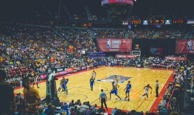 爱游戏_激情德比战！曼联2-1绝杀曼城，拉什福德补时建功引爆老特拉福德