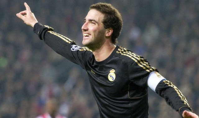 爱游戏体育-西甲豪门激战正酣，争冠格局再起波澜